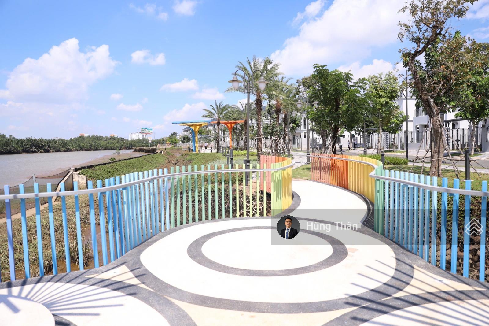 Chủ nhà gửi bán căn nhà phố trực diện hồ bơi, công viên ngay sông Rạch Chiếc (chỉ 1 căn duy nhất)