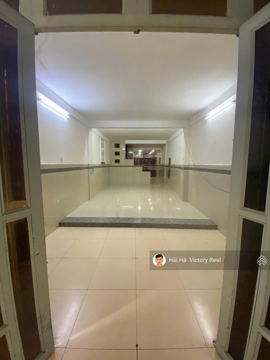 Bán nhà đường Trường Chinh, đi bộ ra ga Metro Nguyễn Hồng Đào, DT: 70 m2, nhà 2 tầng đẹp ở ngay
