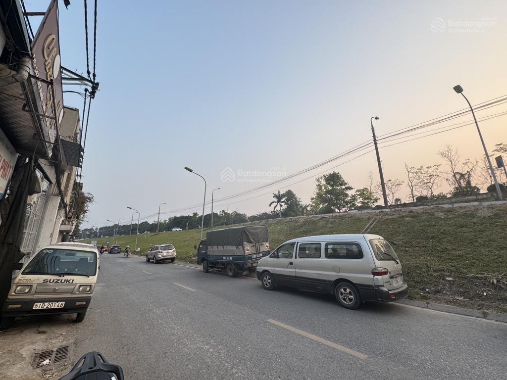 Nhà mặt phố Bát Khối nằm giữa cầu Trần Hưng Đạo - Vĩnh Tuy. Cho thuê 20tr/tháng. 142m2 mặt tiền 10m