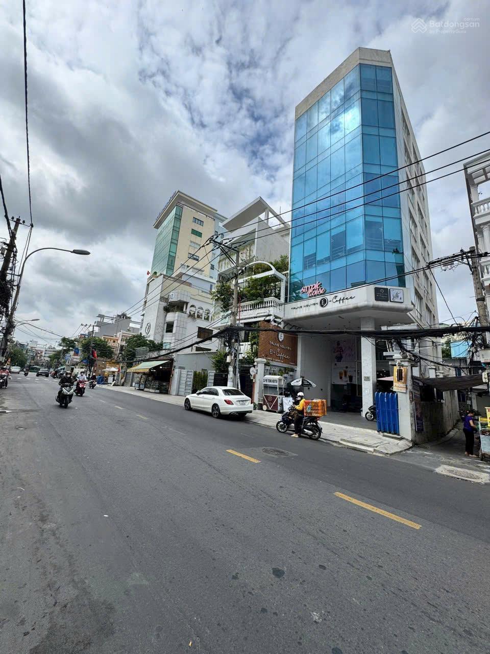 Mặt tiền Phố ẩm thực Phan Xích Long - Ngang 4.8m siêu hiếm! 4 Tầng ST. Giá bán: 18,5 tỷ_ 0903 883 ***