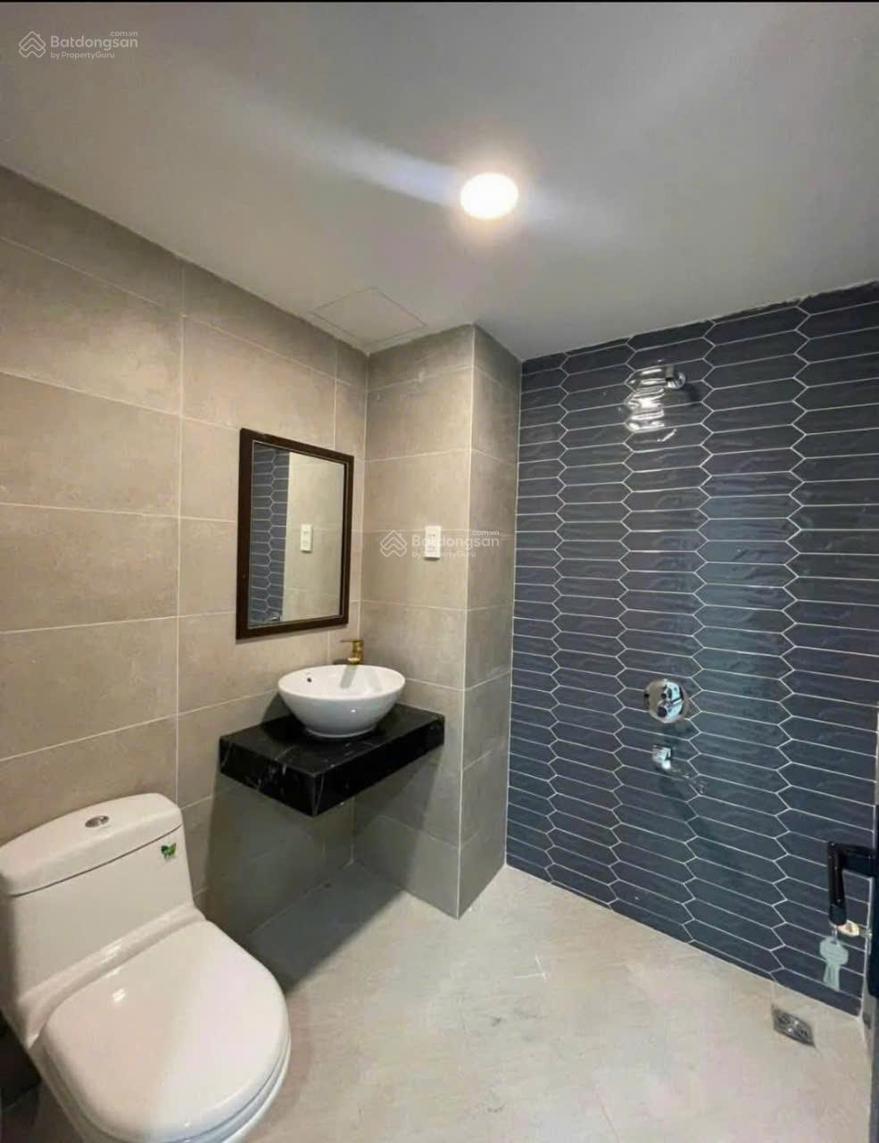 Nhà mặt tiền đường C18, trệt 3 lầu 5 phòng, bàn giao nhà mới