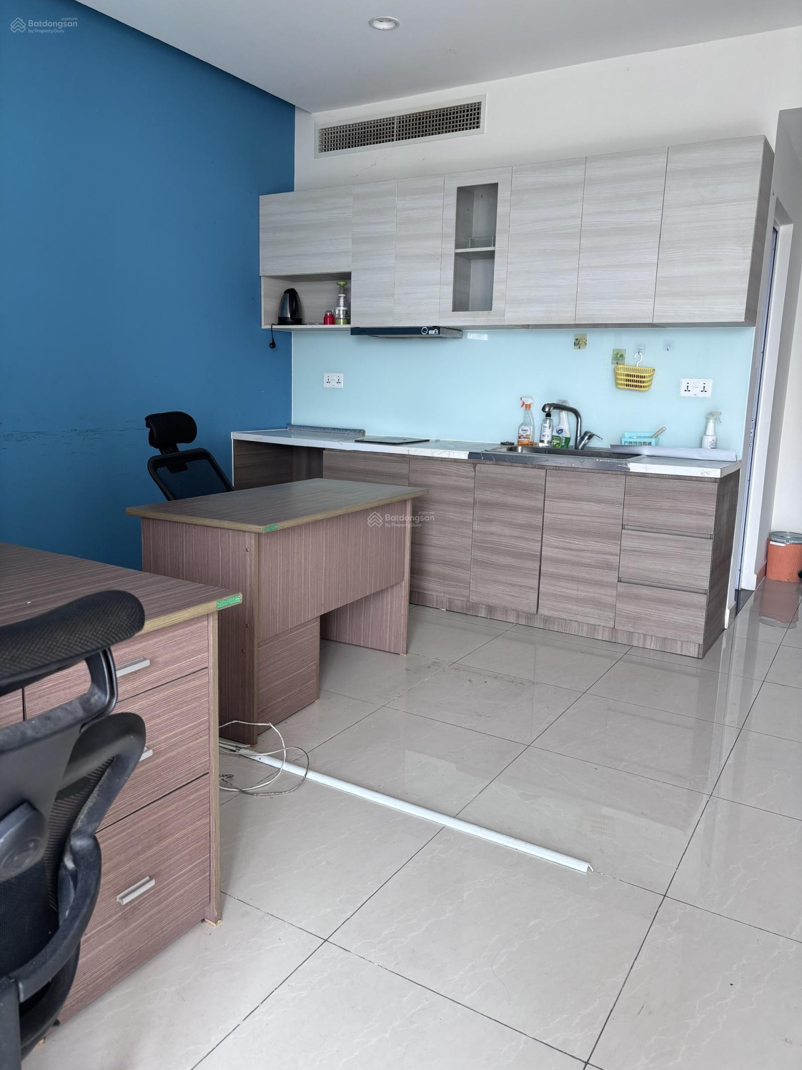 CHO THUÊ VĂN PHÒNG 75m GIÁ CHỈ 25tR FULL NỘI THẤT TẠI GOLDEN KING SỐ 15 NGUYỄN LƯƠNG BẰNG P.TÂN MỸ