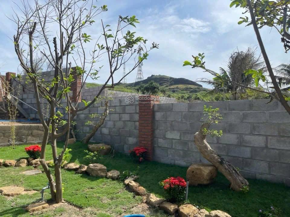 Nhỉnh 1 tỷ - Bán mảnh vườn 300m2 trung tâm khu dân cư Long Hải, chuyển thổ cư ngay.