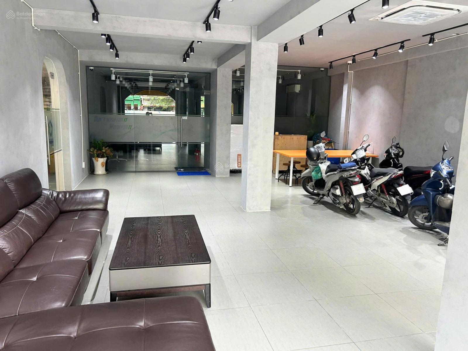 Cho thuê mặt bằng trệt tại 708 CMT8 DT 7.2x23.5m tại quận Tân Bình