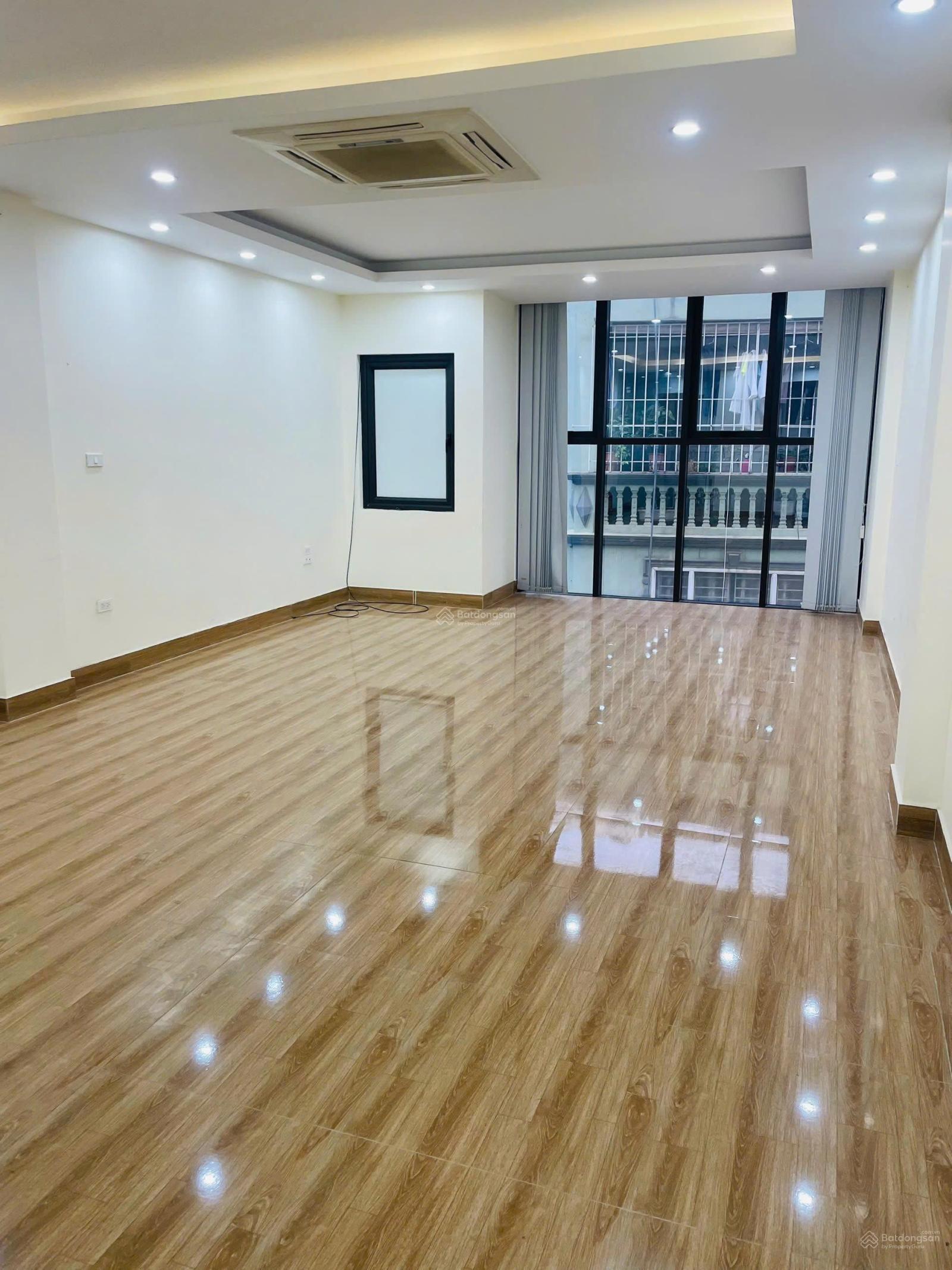 Cho thuê văn phòng Đại Lộ Thăng Long, diện tích 50m2, sàn thông, sạch đẹp