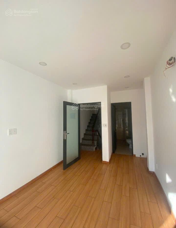 Nhà mới MTKD Nguyễn Cảnh Chân khu khách nước ngoài đông đúc