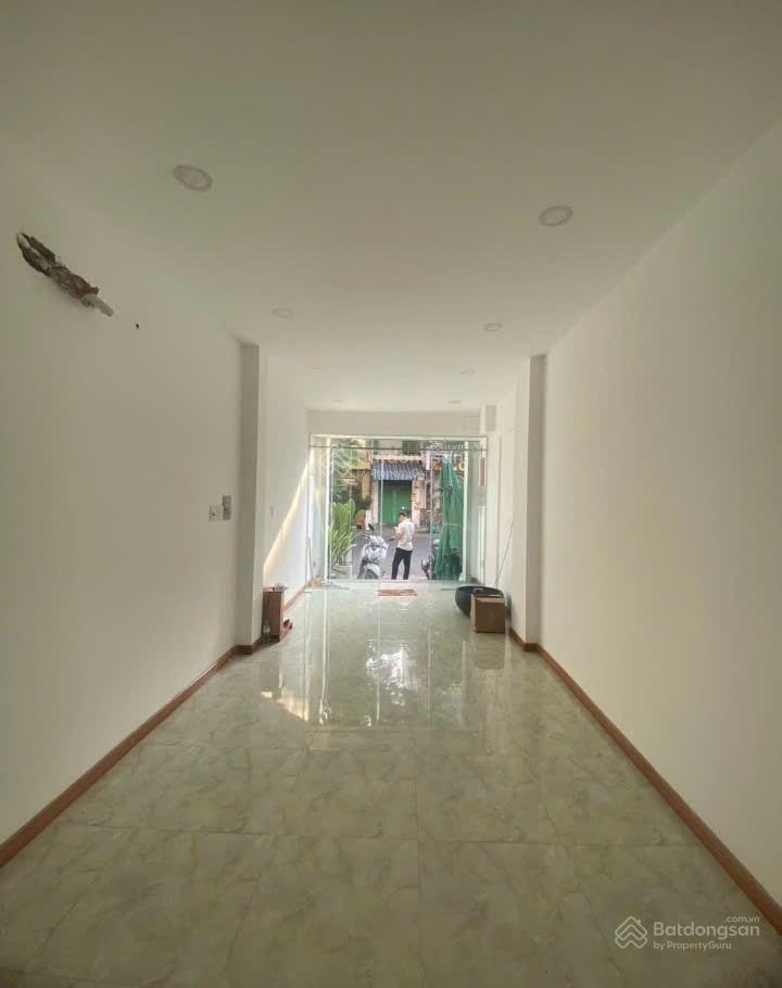 Nhà mới MTKD Nguyễn Cảnh Chân khu khách nước ngoài đông đúc