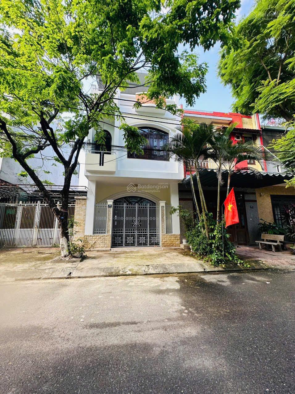 Nhà 3 tầng kiên cố đường Hoà Minh 4 , cách biển Nguyễn Tất Thành vài bước chân