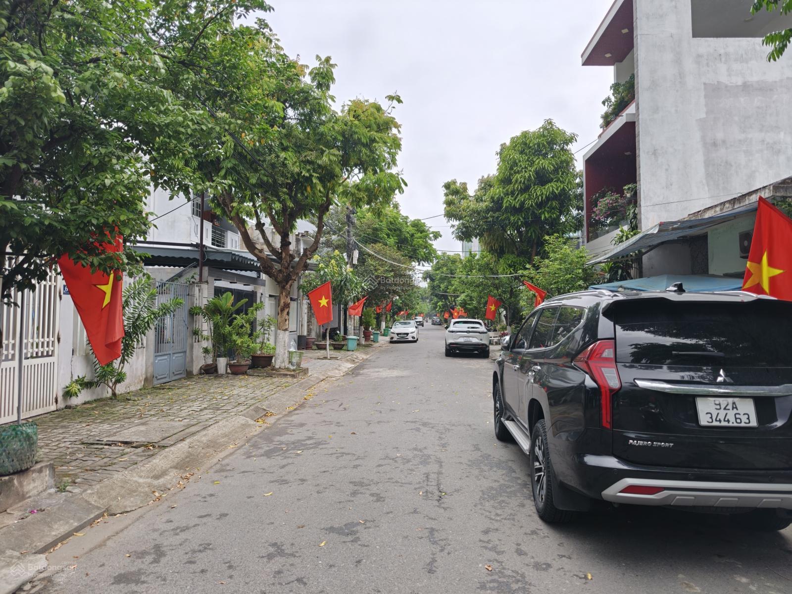 Nắm chính chủ cần bán nhà cấp 4 đường Hoàng Đạo Thúy, vị trí đẹp 120m2. LH 0947 674 *** Hưng