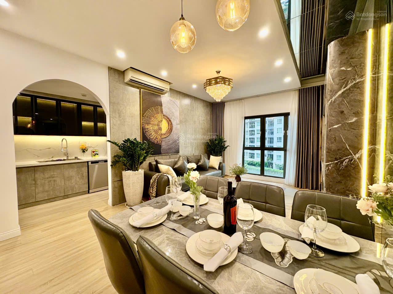 Chính chủ bán căn 101m2, 2 ngủ tại tòa 903B Starlake, full đồ, ban công Bắc, sổ đỏ.