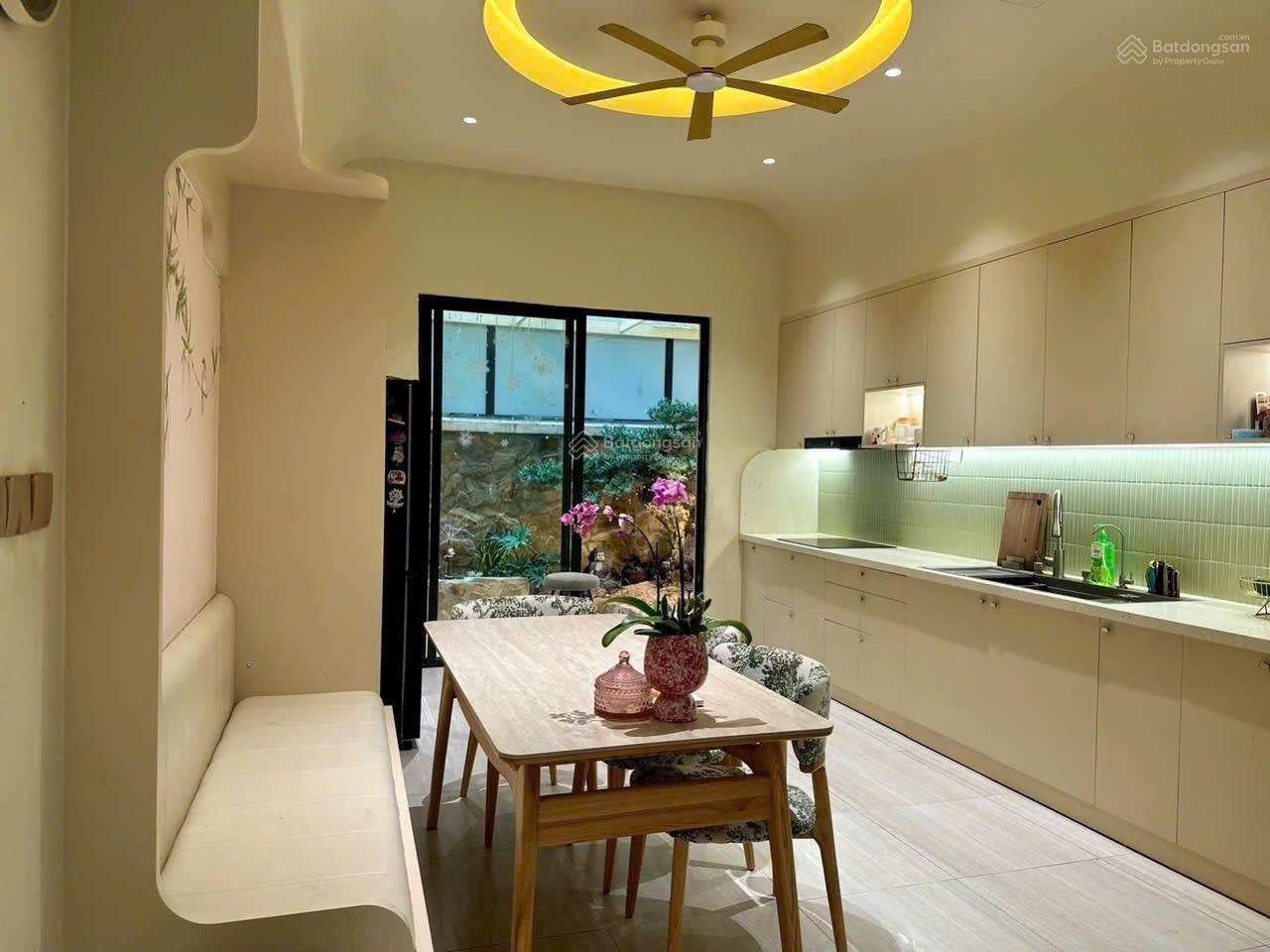 11,5 TỶ BAO THUẾ PHÍ LK 64M HT 5 TẦNG FULL ĐỒ Hướng Đông Nam ngay sát trường học