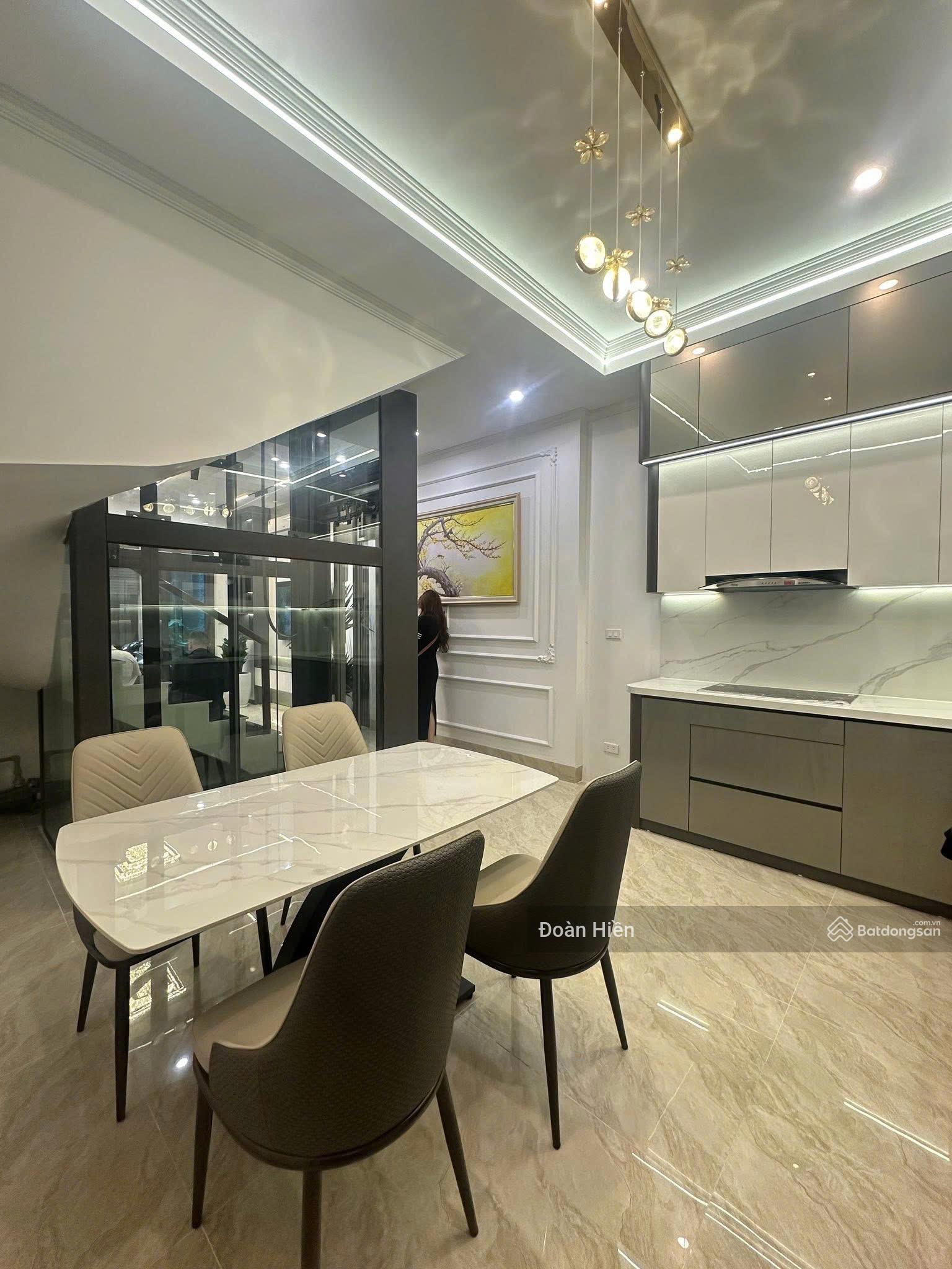 Chủ bán nhanh! Phố Ngọc Khánh! Chủ xây tâm huyết, lô góc, ngõ trước nhà 4m thông, gần bãi xe,43m*5t