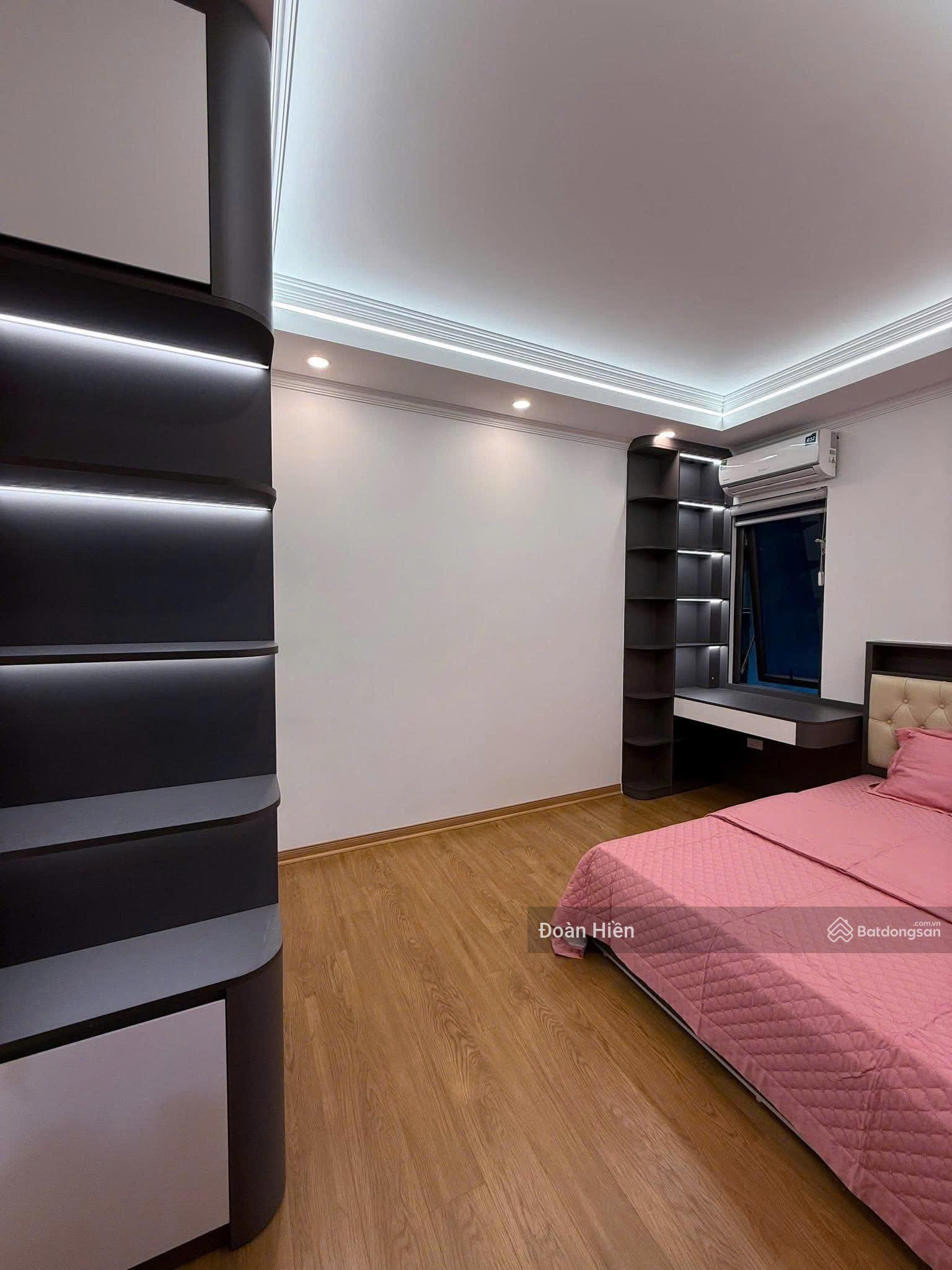 Chủ bán nhanh! Phố Ngọc Khánh! Chủ xây tâm huyết, lô góc, ngõ trước nhà 4m thông, gần bãi xe,43m*5t