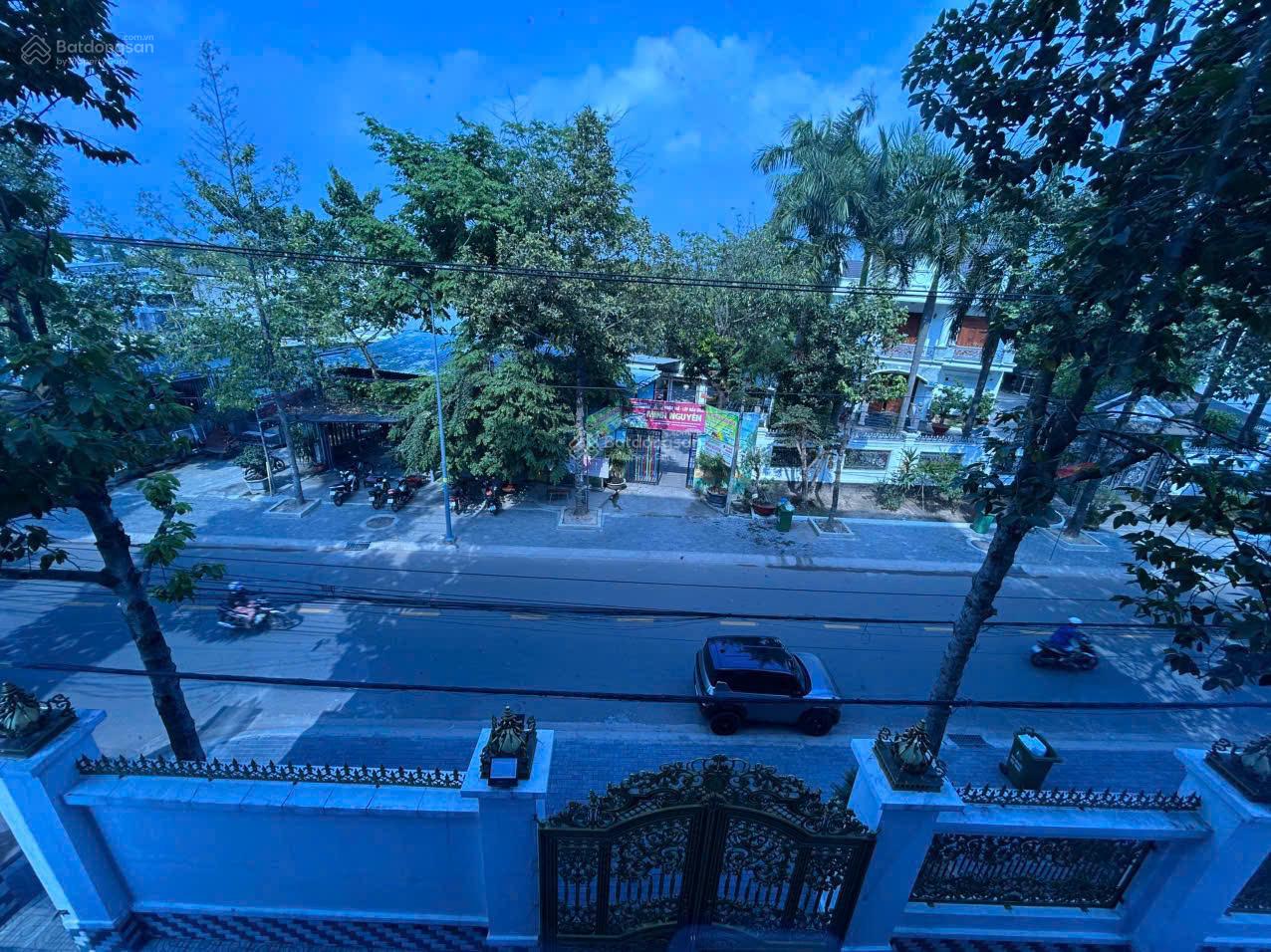 Bán tòa nhà mặt tiền 3 tầng, thang máy gần 3000m2 sàn, giá có TL 85 tỷ; Dòng tiền 150 triệu/tháng