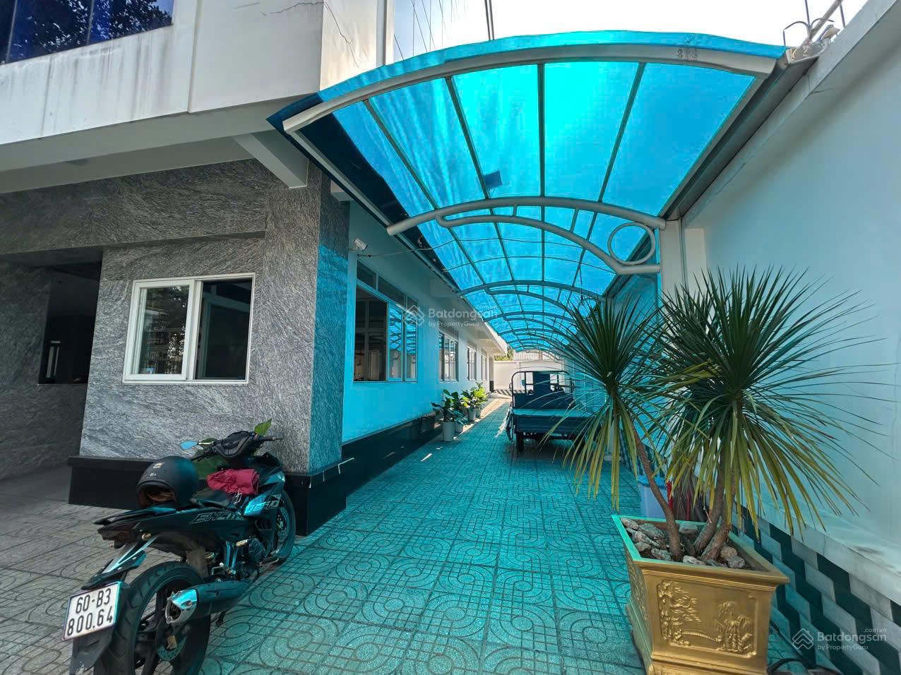 Bán tòa nhà mặt tiền 3 tầng, thang máy gần 3000m2 sàn, giá có TL 85 tỷ; Dòng tiền 150 triệu/tháng