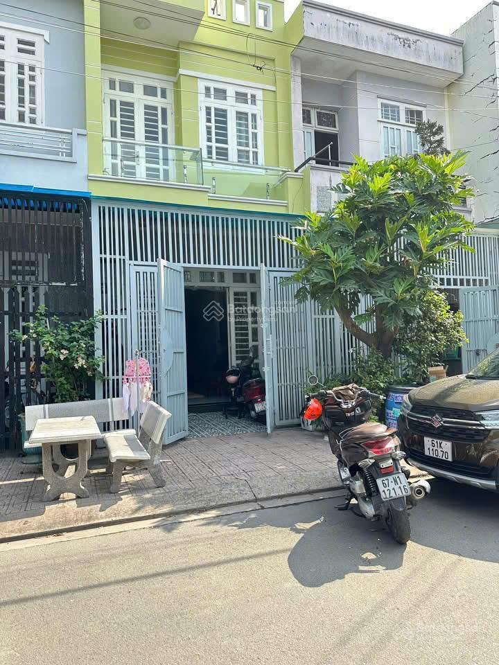 Nhà đẹp 2 trệt 2 lầu phường Đông Hòa; Gần làng đại học và ST GO!; Giá có thương lượng chỉ 5.4 tỷ