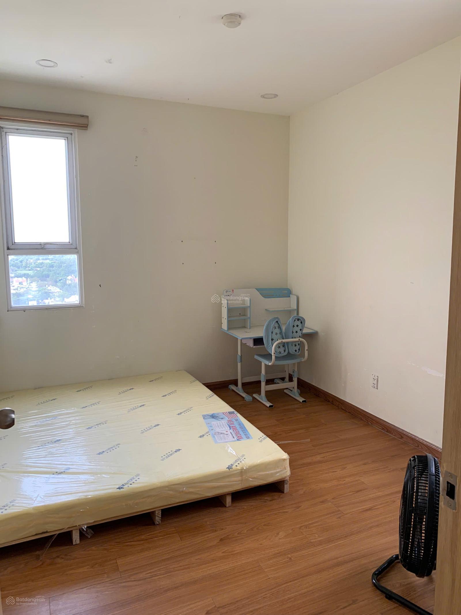 Chính chủ cho thuê Căn góc 3 Phòng , Có Rèm và Sofa. Giá thuê 8 triệu/tháng. LH Hương 0909 086 ***