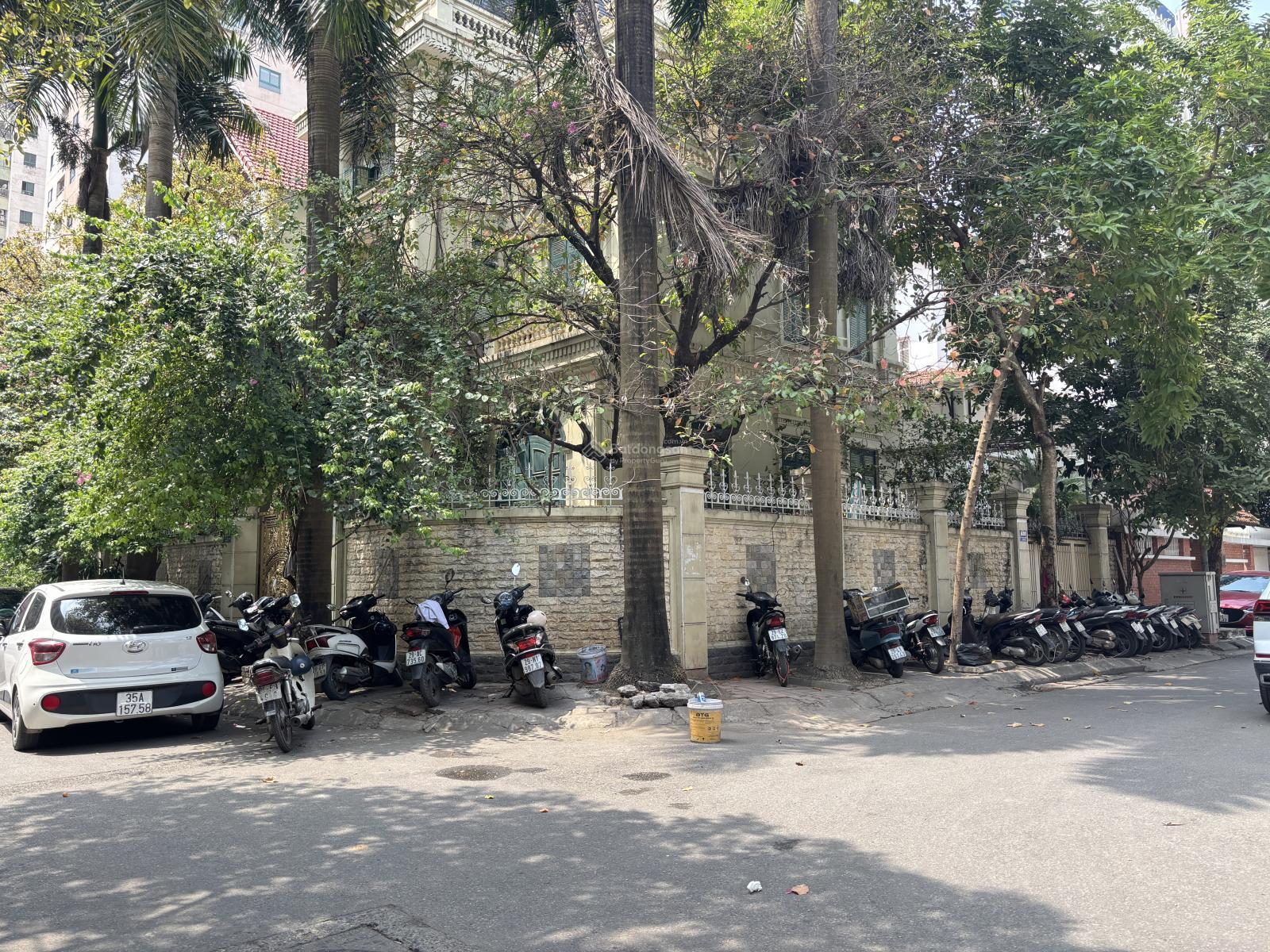 Cho thuê biệt thự lô góc Nguyễn Thị Định - Thanh Xuân - 240m2*3.5 tầng - mt 40m - alo 0878 170 ***