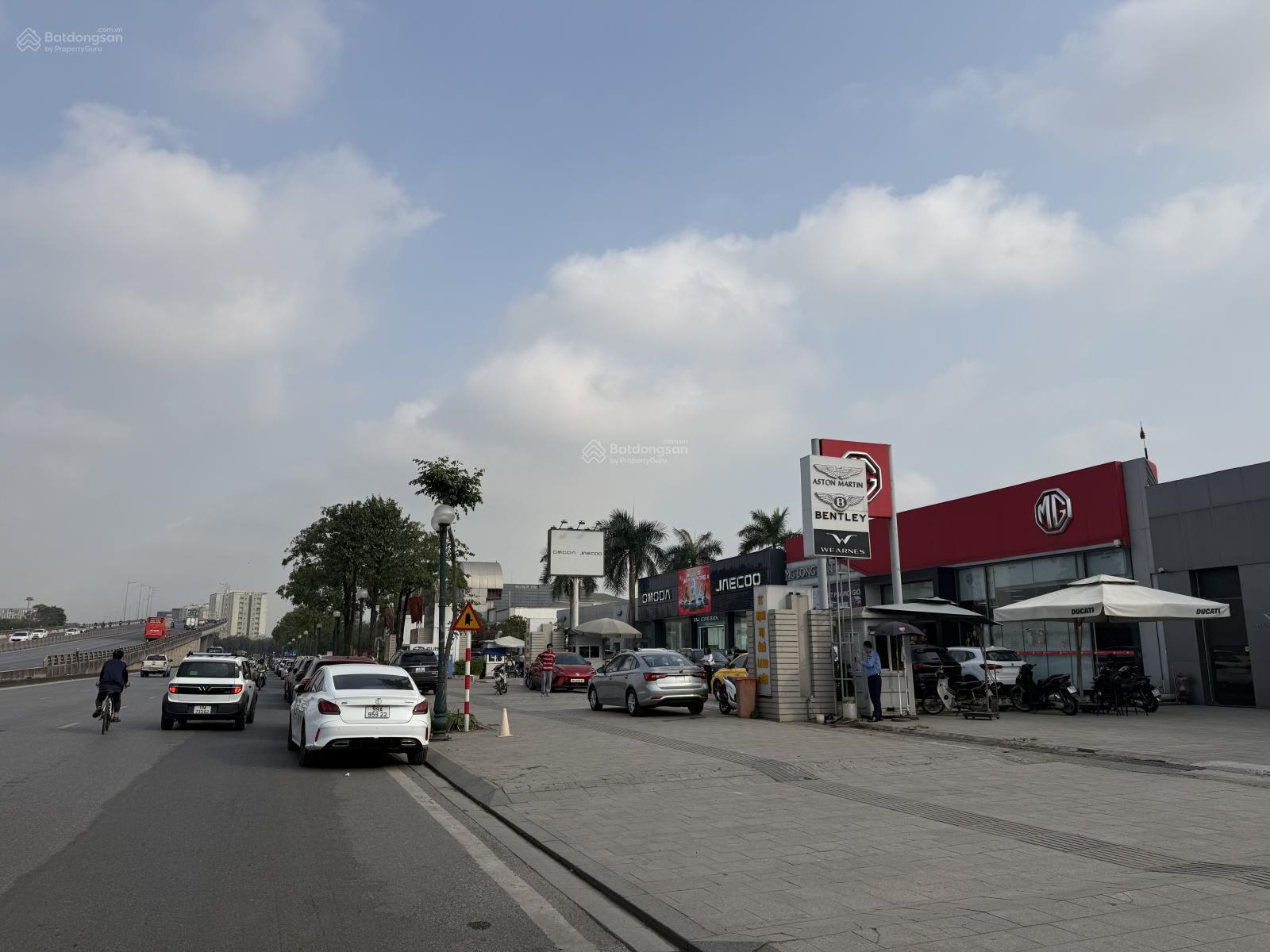 Cho thuê kho xưởng mặt phố Nguyễn Văn Linh, long biên 1000m2 mt 20 m full kính siêu đẹp. Giá 200 tr Cho thuê kho xưởng mặt phố Nguyễn Văn Linh, long biên 1000m2 mt 20 m full kính siêu đẹp. Giá 200 tr