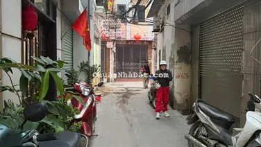 Bán Gấp 126 Nam Dư. 38m. 4 Tầng. MT 3,3m. Giá 7,5 Tỷ. Ô tô đỗ cửa. Sổ vuông đẹp. Không quy hoạch.