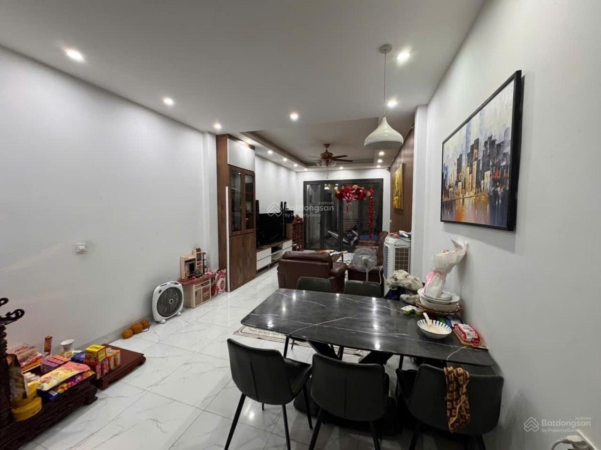 Nhà phố Hoàng Hoa Thám, ngõ đi thông, thoáng trước sau, gần ngay phố, ô tô 30m, ở luôn