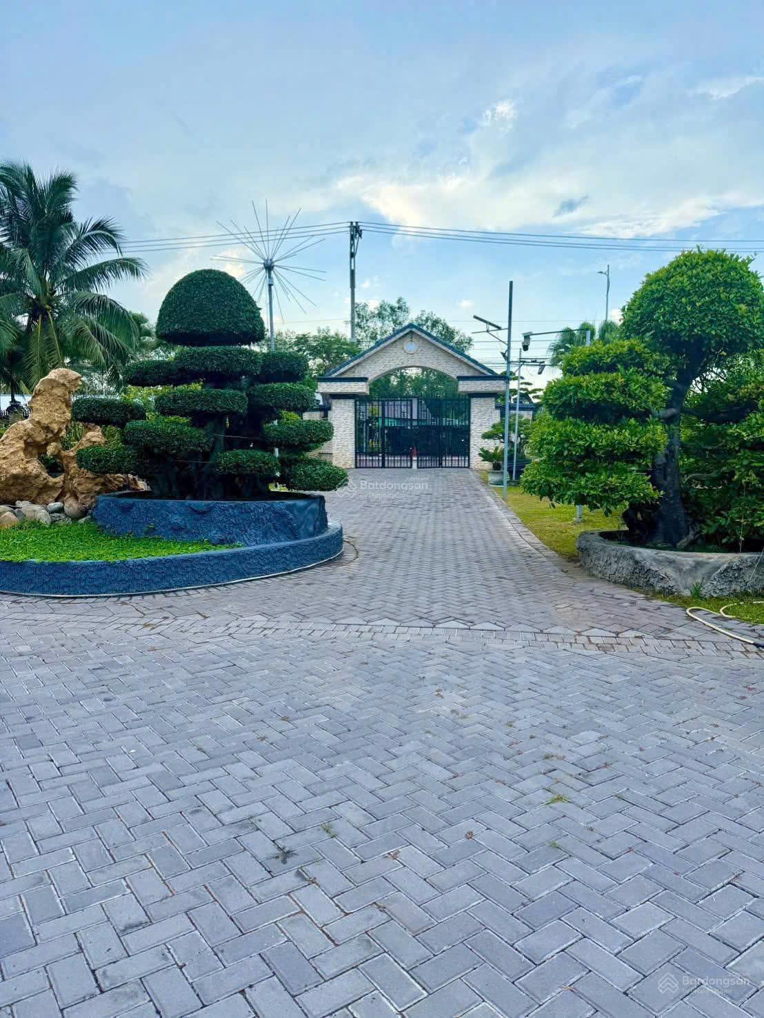 Biệt thự 4493 m2 mặt tiền Nguyễn Văn Nhung, P Phước Hậu, Vĩnh Long