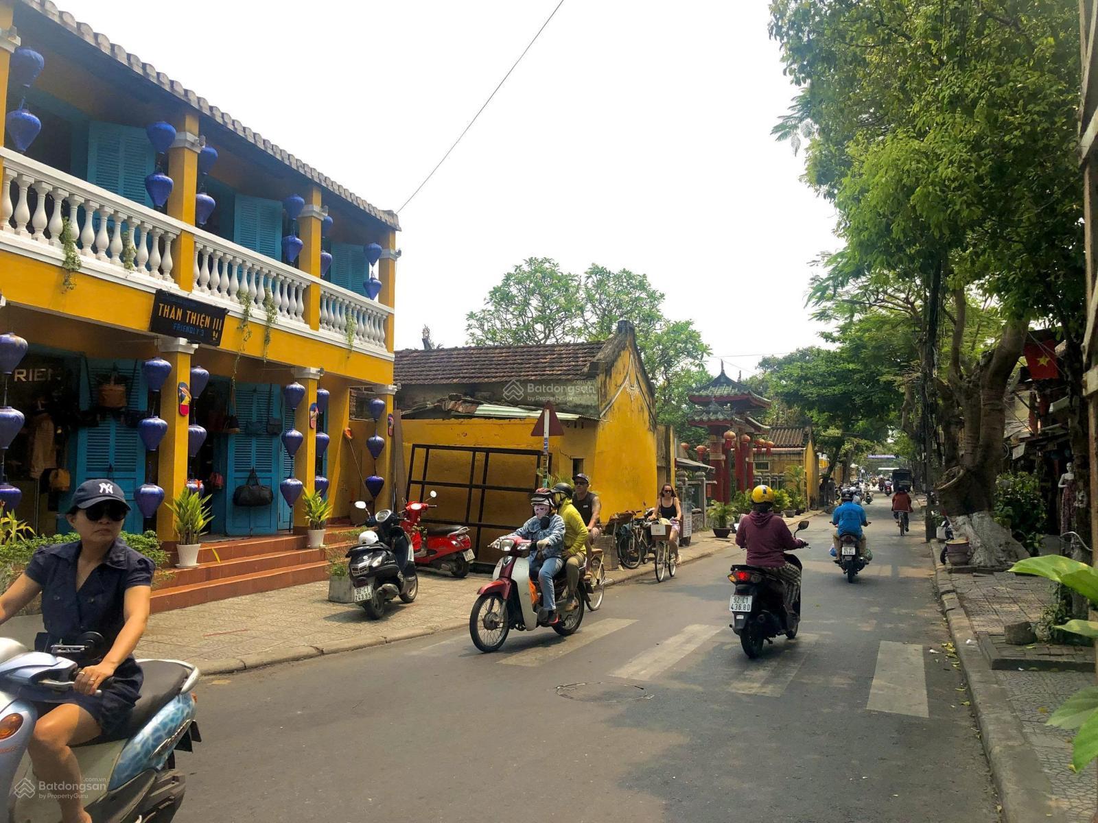 Bán nhà mặt tiền Nguyễn Duy Hiệu Cách phố đi bộ Hội An chỉ vài bước chân. Vị trí kinh doanh sầm uất