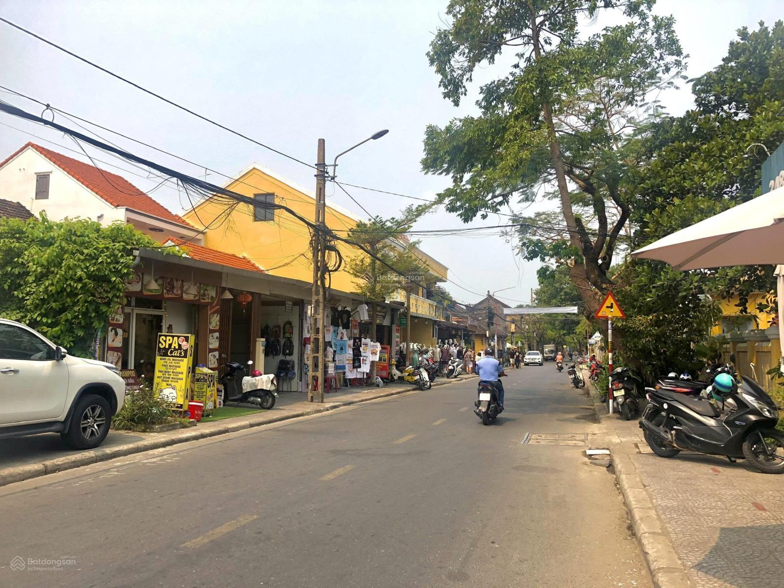 Bán nhà mặt tiền Nguyễn Duy Hiệu Cách phố đi bộ Hội An chỉ vài bước chân. Vị trí kinh doanh sầm uất