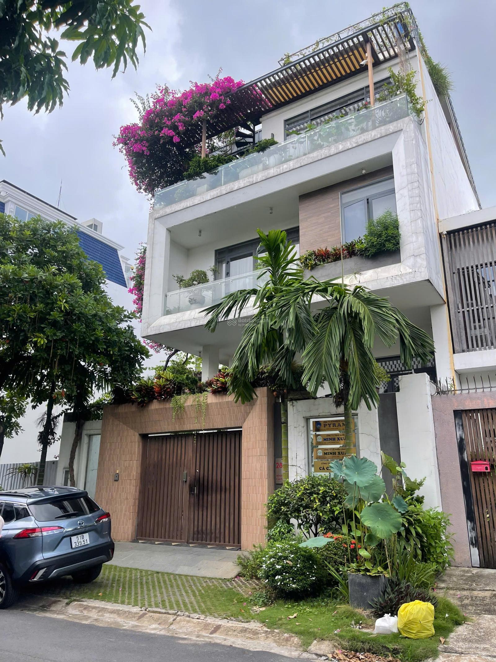 Bán biệt thự Nguyễn Văn Hưởng, Thảo Điền, Quận 2, 8,5 dài 20m, trệt 3 lầu đường 12m có gara oto