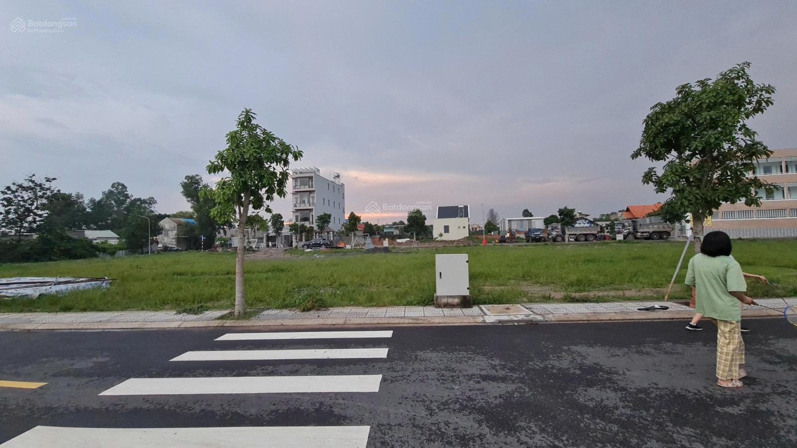 Cần bán kdc Phùng Hưng giá ngộp, DT 80m2, Giá 1ty1. SHR, full thổ cư