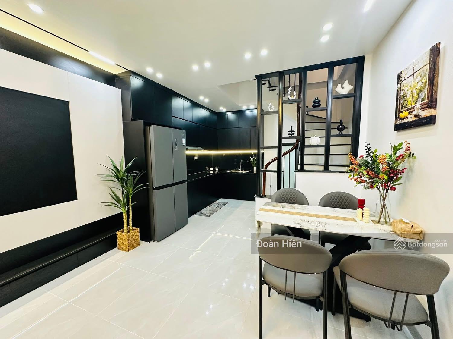 Nhà đẹp ở ngay! Phố Lạc Long Quân, cách ô tô đỗ 20m, dân xây KCBT, thoáng sáng, tặng NT, 46m*5t