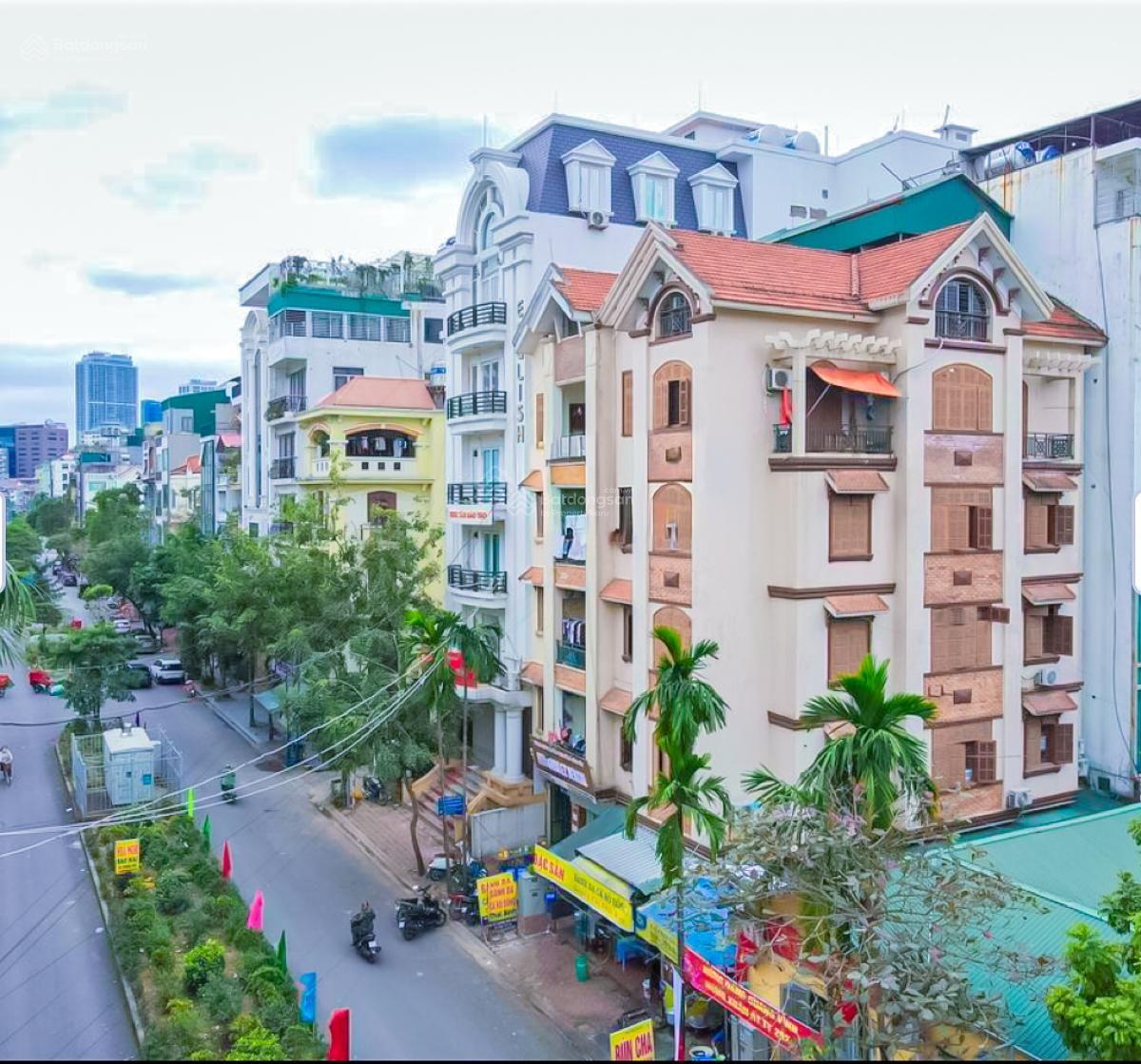 Bán nhà mặt phố Đặng Thùy Trâm, Cầu Giấy: 135m2 - 79 tỷ - đường ô tô 2 chiều, vỉa hè rộng - 15m MT