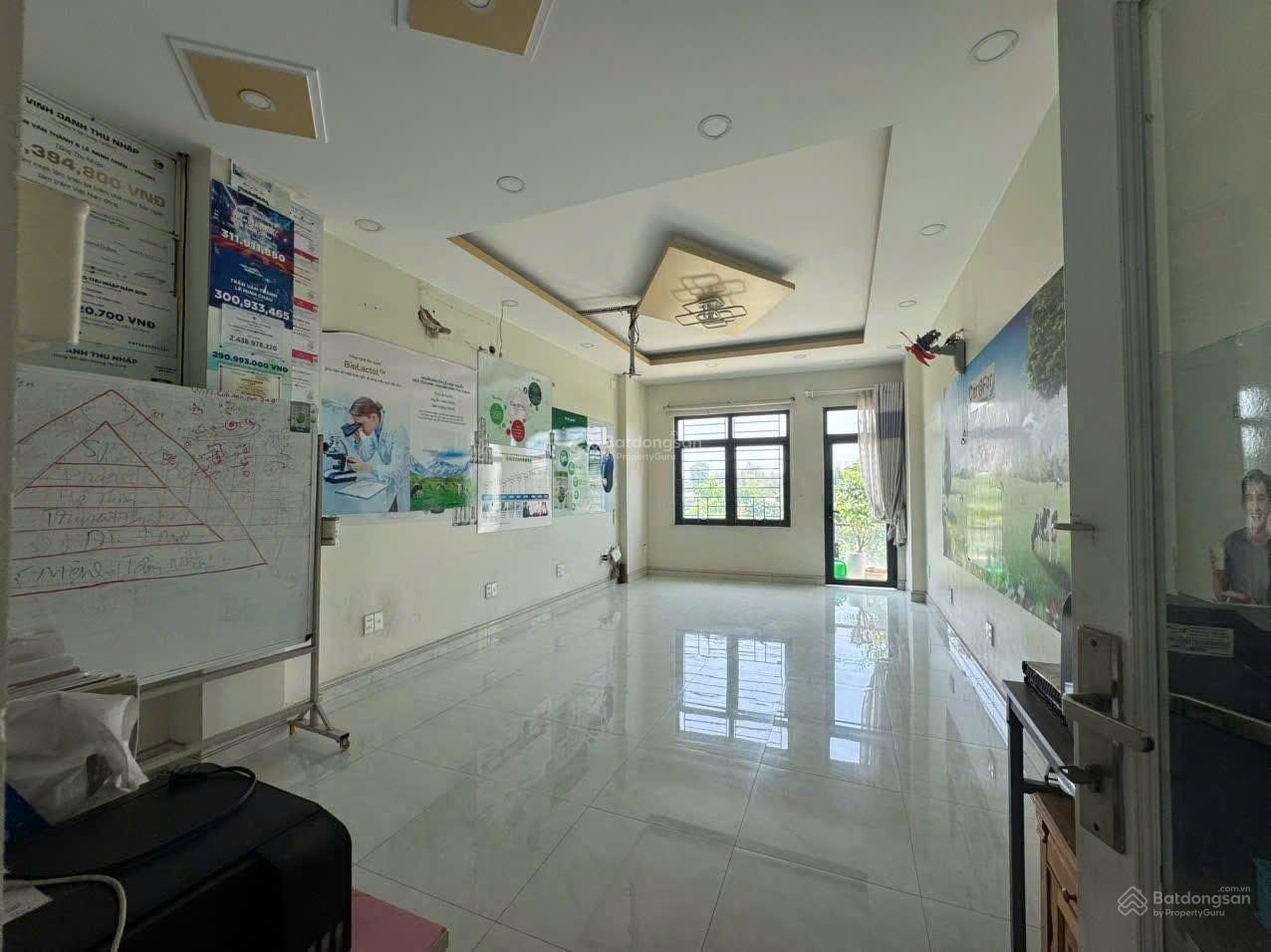 9.5 triệu/tháng - Nhà có gara xe hơi 3 lầu 3 phòng ngủ có nội thất Trường Lưu gần chợ Long Trường 9.5 triệu/tháng - Nhà có gara xe hơi 3 lầu 3 phòng ngủ có nội thất Trường Lưu gần chợ Long Trường