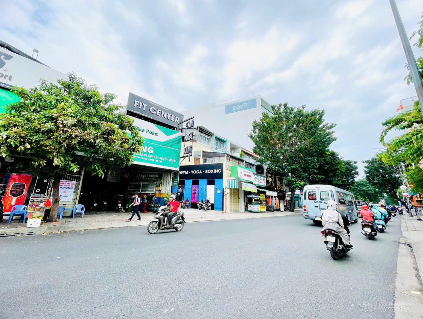 Chia tài sản bán gấp nhà mặt tiền Hòa Hưng,Quận 10. Diện tích: 13x25m,HĐT 200 triệu/tháng, giá 70tỷ