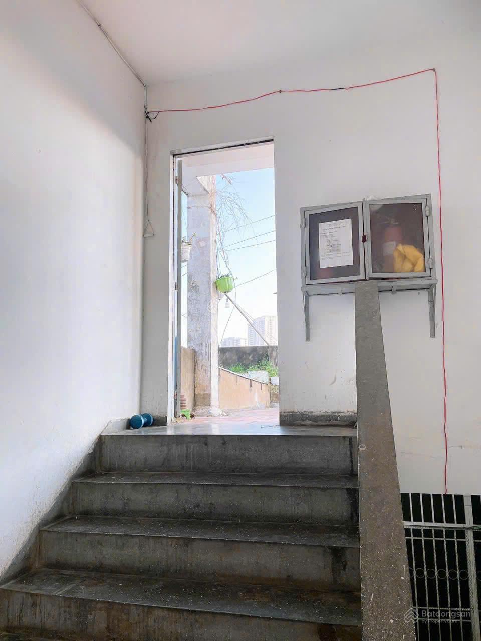 Cho thuê căn hộ 2 phòng ngủ chung cư B2, Đường 12B, Quận 4 giá 9 triệu Lh 0908 155 ***