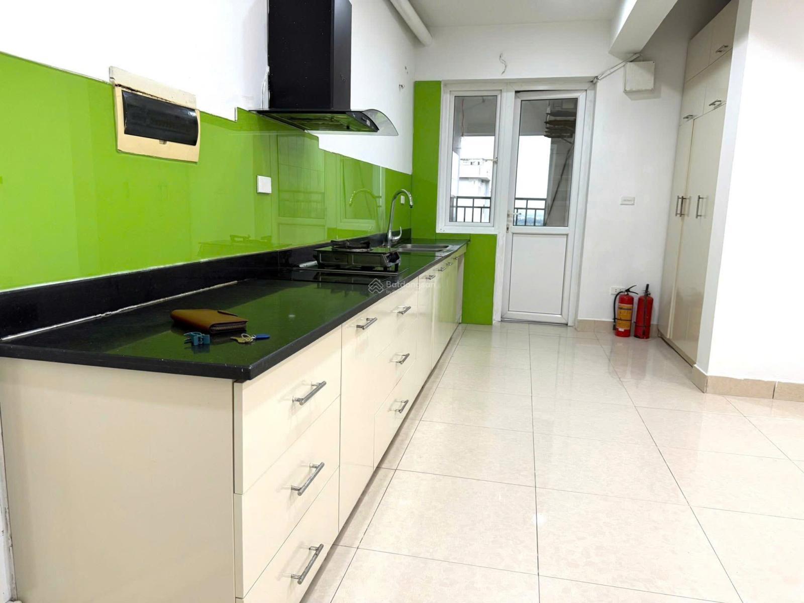 Chính chủ cần bán chung cư Việt Hưng Long Biên 155m4 ngủ 3wc tầng cao sẵn sổ đỏ giá bán 9.3 tỷ (TL) Chính chủ cần bán chung cư Việt Hưng Long Biên 155m4 ngủ 3wc tầng cao sẵn sổ đỏ giá bán 9.3 tỷ (TL)