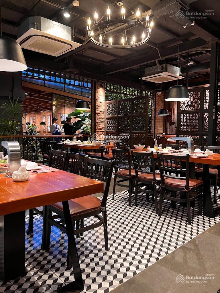 Cho thuê nhà mặt phố Trung Hòa được thiết kế 5 tầng với diện tích 135m2, măt tiền 5,5m, giá ưu đãi!