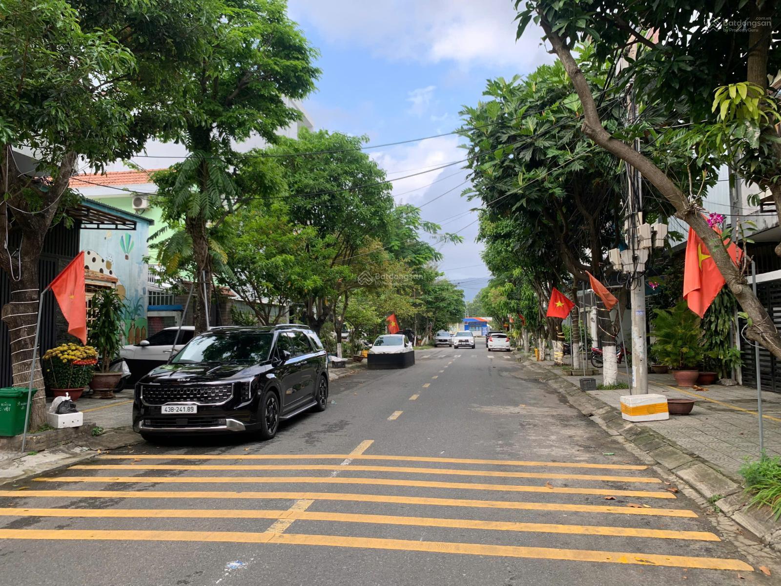 Bán lô đất đẹp đường 7,5m Hoàng Quốc Việt đối diện công viên, khu dân trí cao - GIÁ TỐT