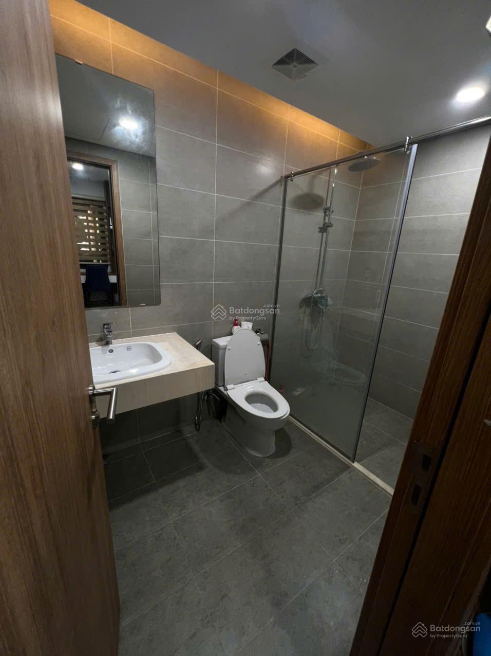 Cần bán nhanh căn 2 ngủ tòa Park home, gần công viên Cầu Giấy, dt 80,4m, giá 8,7 tỷ. Lh: 0988 982 ***