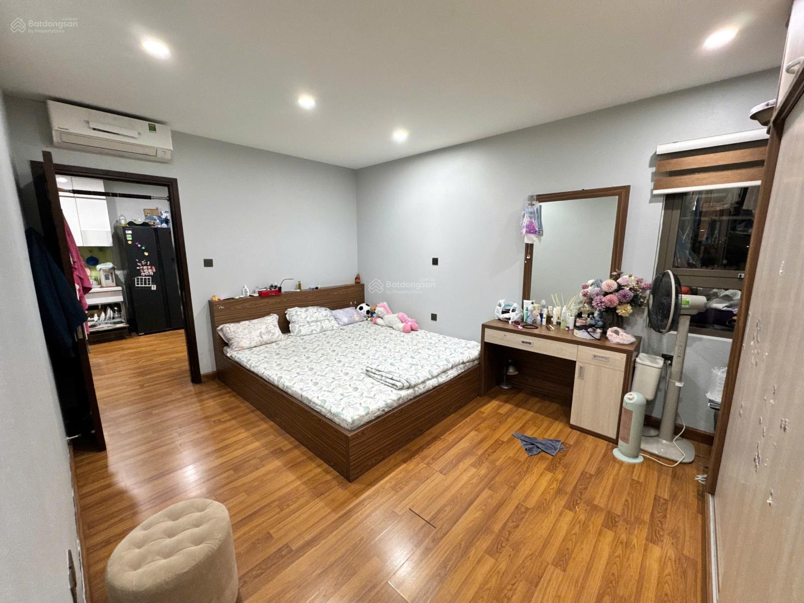 Chị Minh bán căn 2 ngủ tòa Homecity Trung Kính, có slot ô tô, dt 72m giá 8,2 tỷ. Lh: 0988 982 *** Chị Minh bán căn 2 ngủ tòa Homecity Trung Kính, có slot ô tô, dt 72m giá 8,2 tỷ. Lh: 0988 982 ***