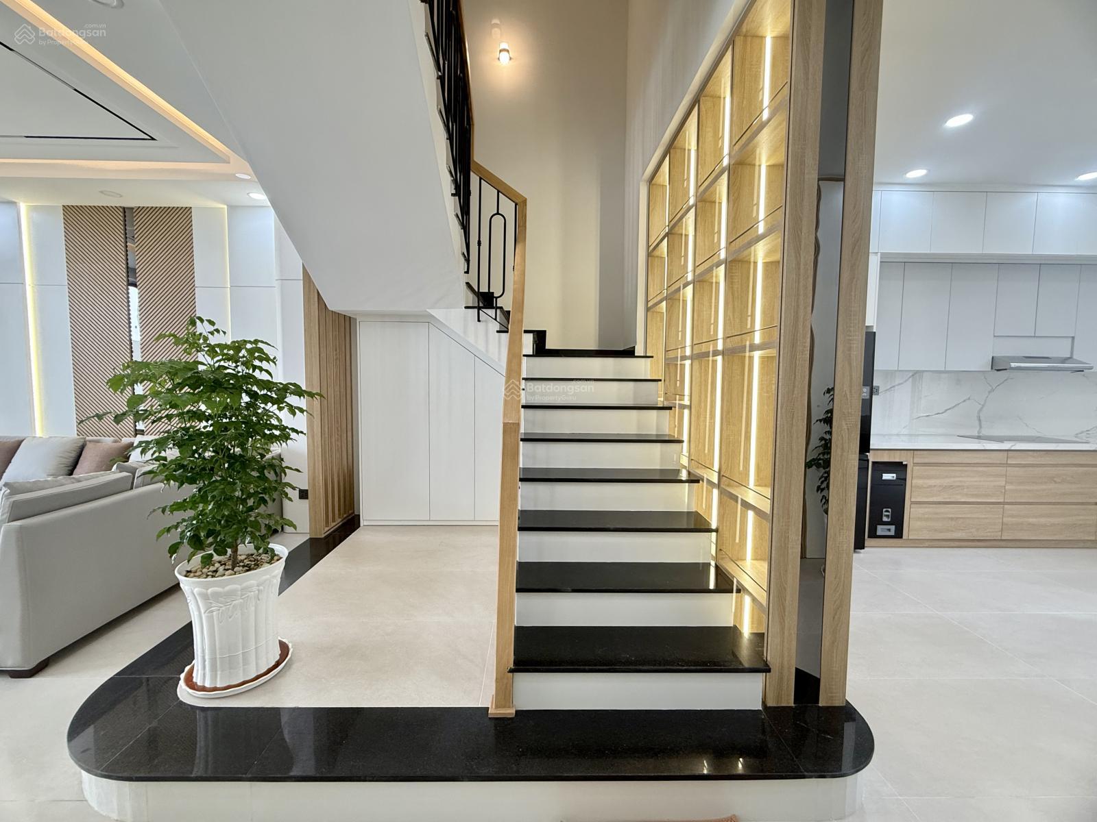 Nhà 3.5 tầng xây mới tân cổ điển, vị trí gần sông và gần cổng KĐT , giá cực tốt đã hoàn công nhà