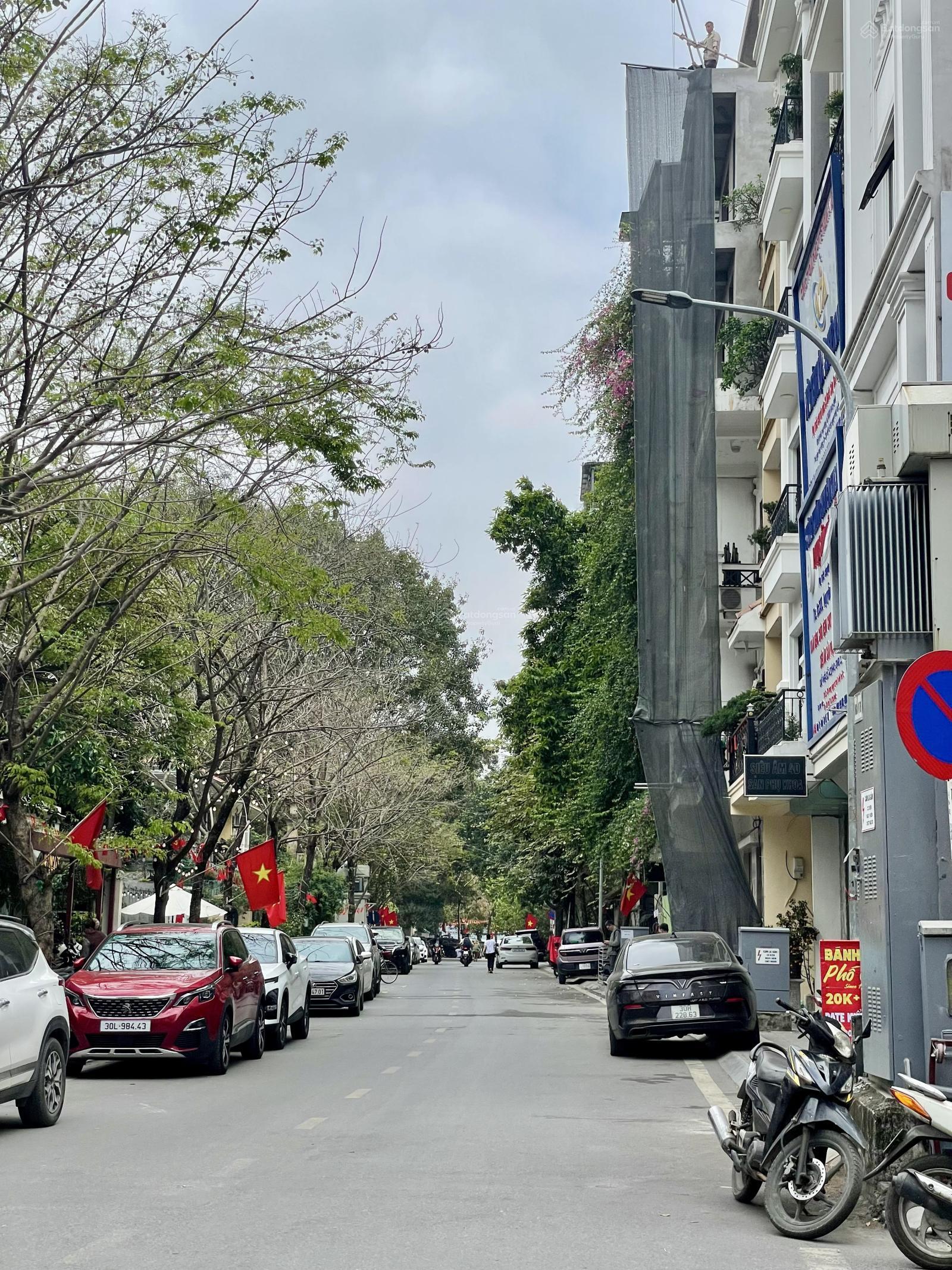 BIỆT THỰ SÂN VƯỜN-PHÂN LÔ -NỞ HẬU-Ô TÔ VÀO NHÀ-ĐỖ CỬA NGÀY ĐÊM-HƯỞNG KK HỒ TÂY- NGÕ RỘNG-THÔNG