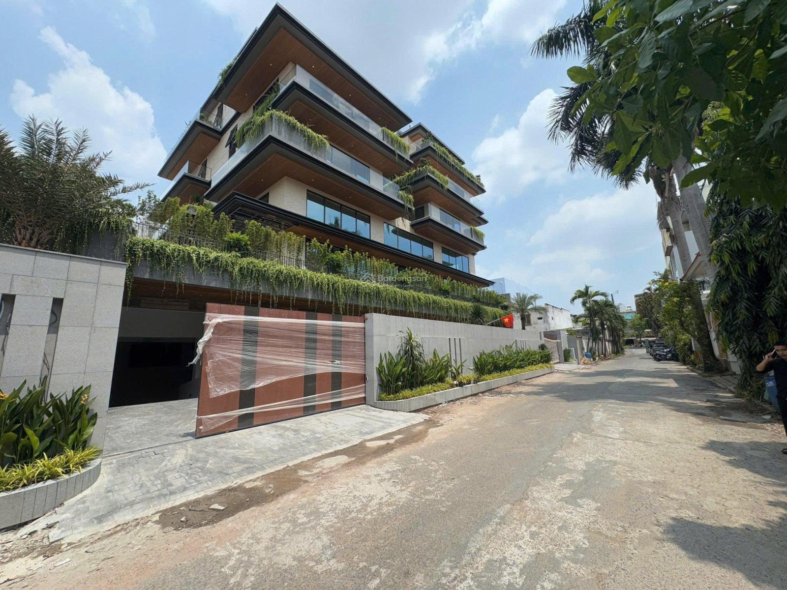 TÒA NHÀ MỚI XÂY NGAY KHU THẢO ĐIỀN QUẬN 2 CŨ