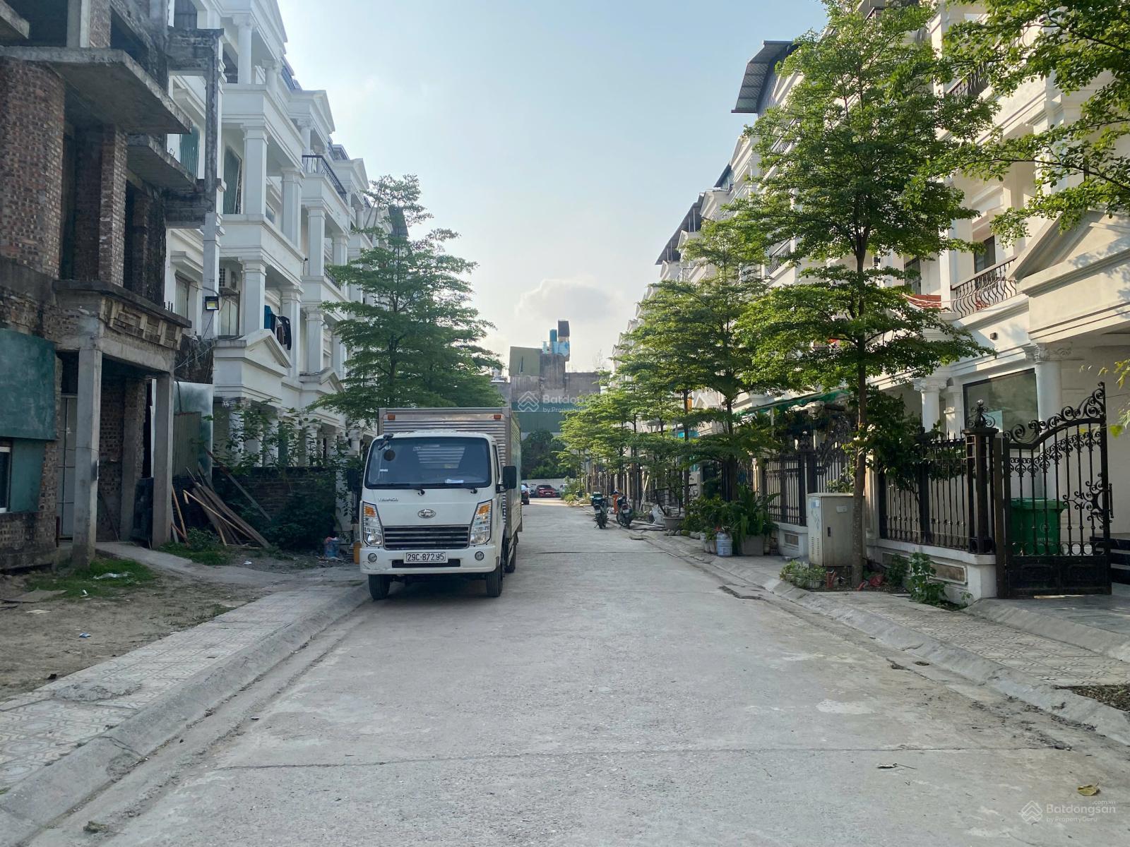 Cho thuê nhà Đại Mỗ, Nam Từ Liêm. DT 8m, 4 tầng, mặt tiền 6m, mới 100%, có ĐH, giá 20 triệu