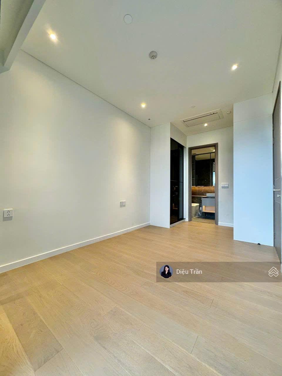 The Opera: Cho thuê 4PN nội thất cơ bản, tầng cao chỉ còn một căn duy nhất.