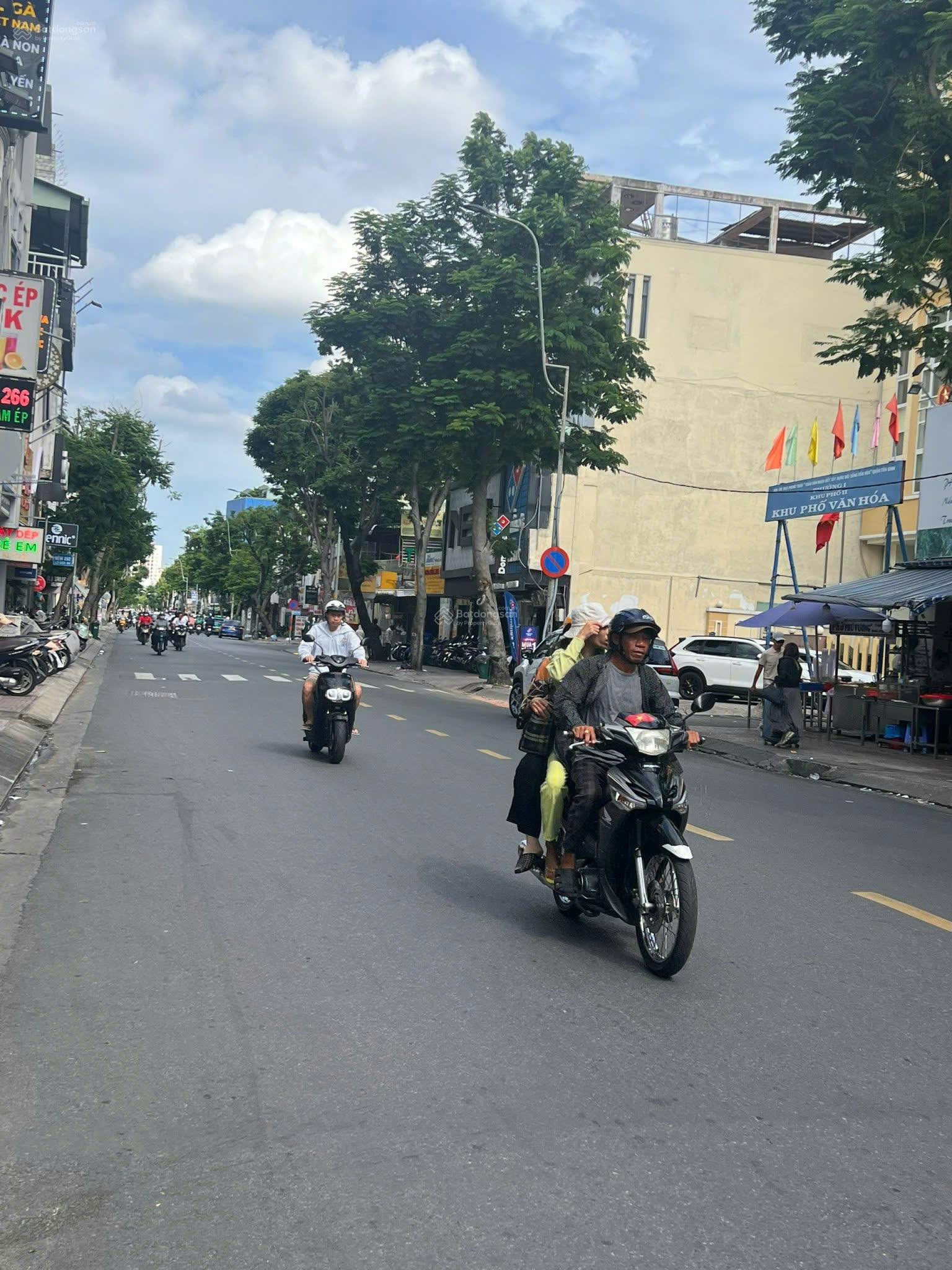 Khan Hiếm Mặt tiền Út Tịch 12m - 2Hầm 7 tầng - Cho thuê 2,5 tỷ/năm - Giá 90 tỷ giảm còn 75 tỷ