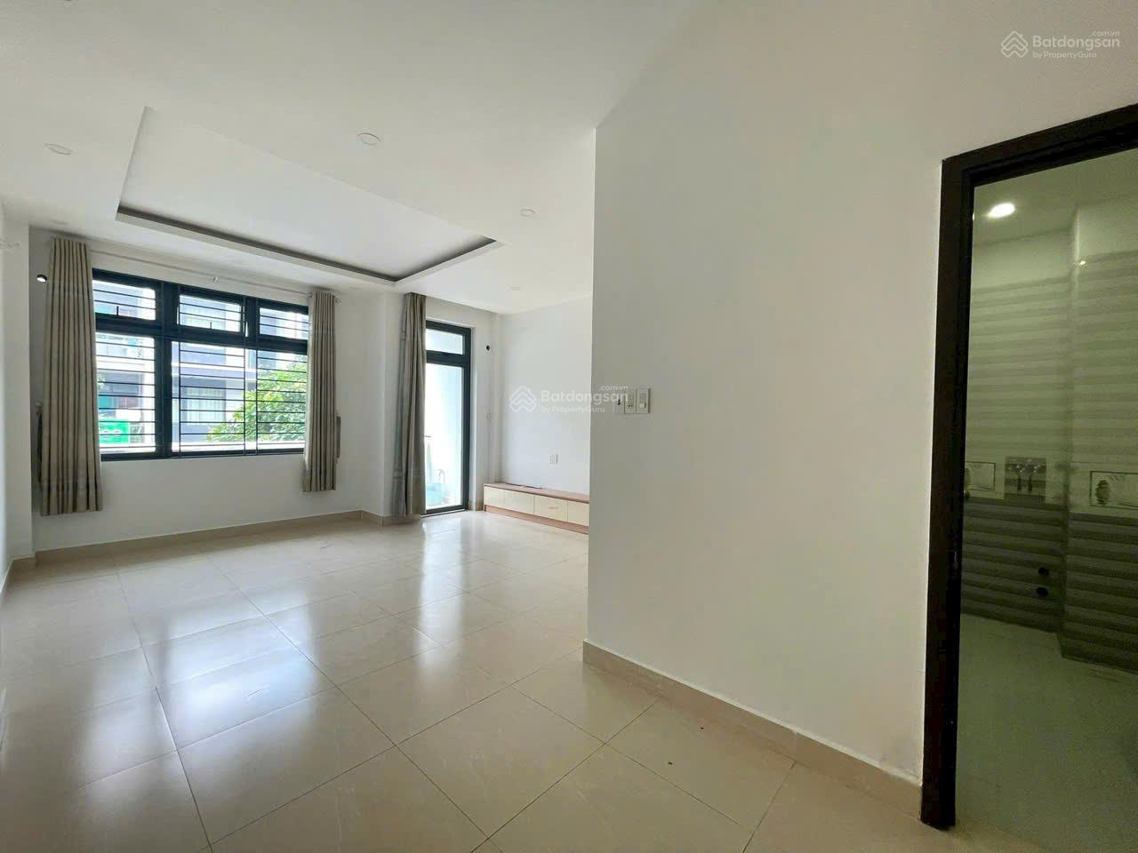 CHO THUÊ NHÀ MẶT PHỐ 5X22M, HẦM+4 LẦU , CÓ BẾP, 4 PN , TỦ QUẦN ÁO, MÁY LẠNH ,RÈM KĐT VẠN PHÚC CITY