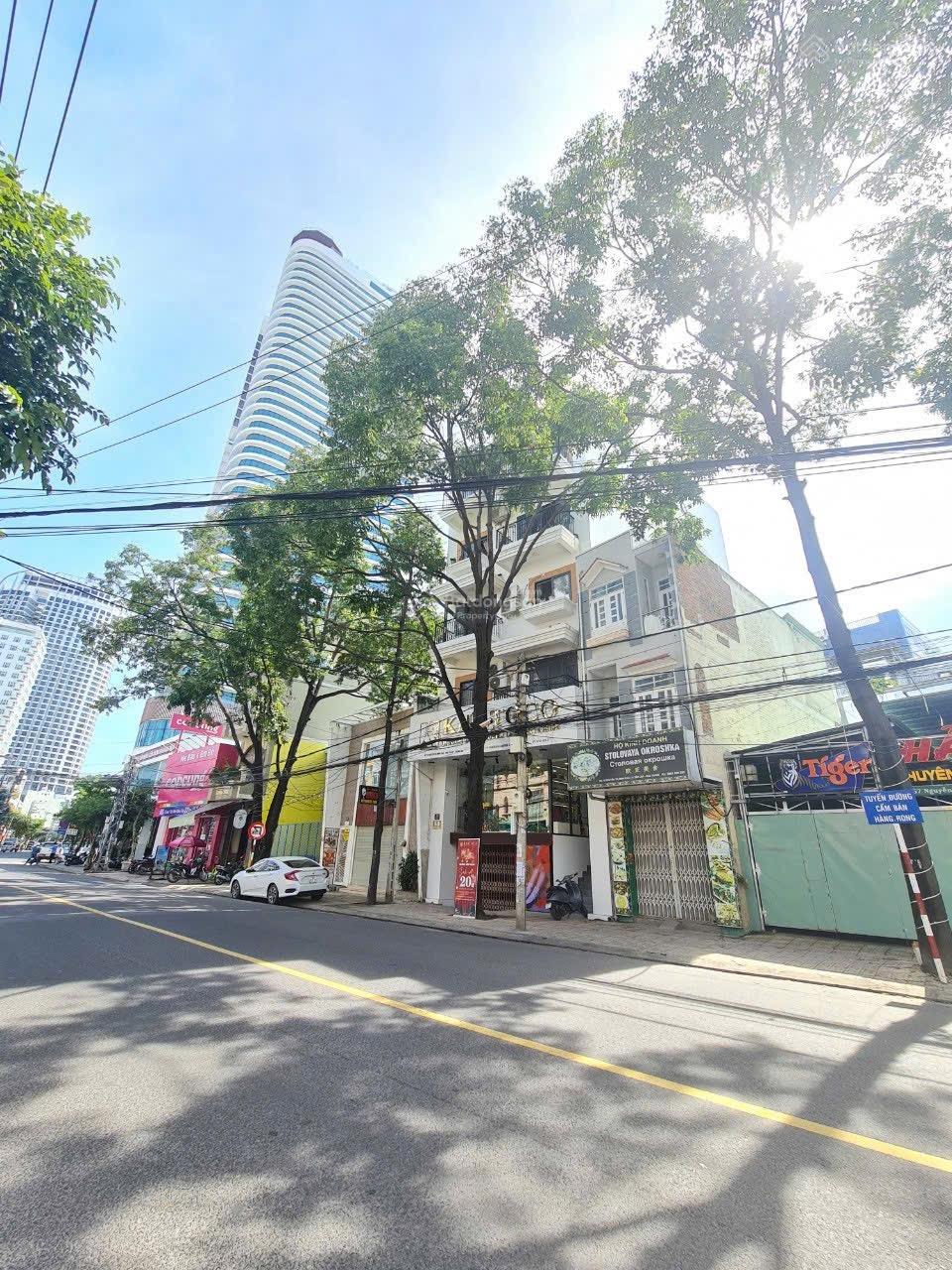 Mặt tiền Nguyễn Thị Minh Khai - ngang khá dài 10,5m * Cách biển Trần Phú: 450m. Giá 90,5 tỷ