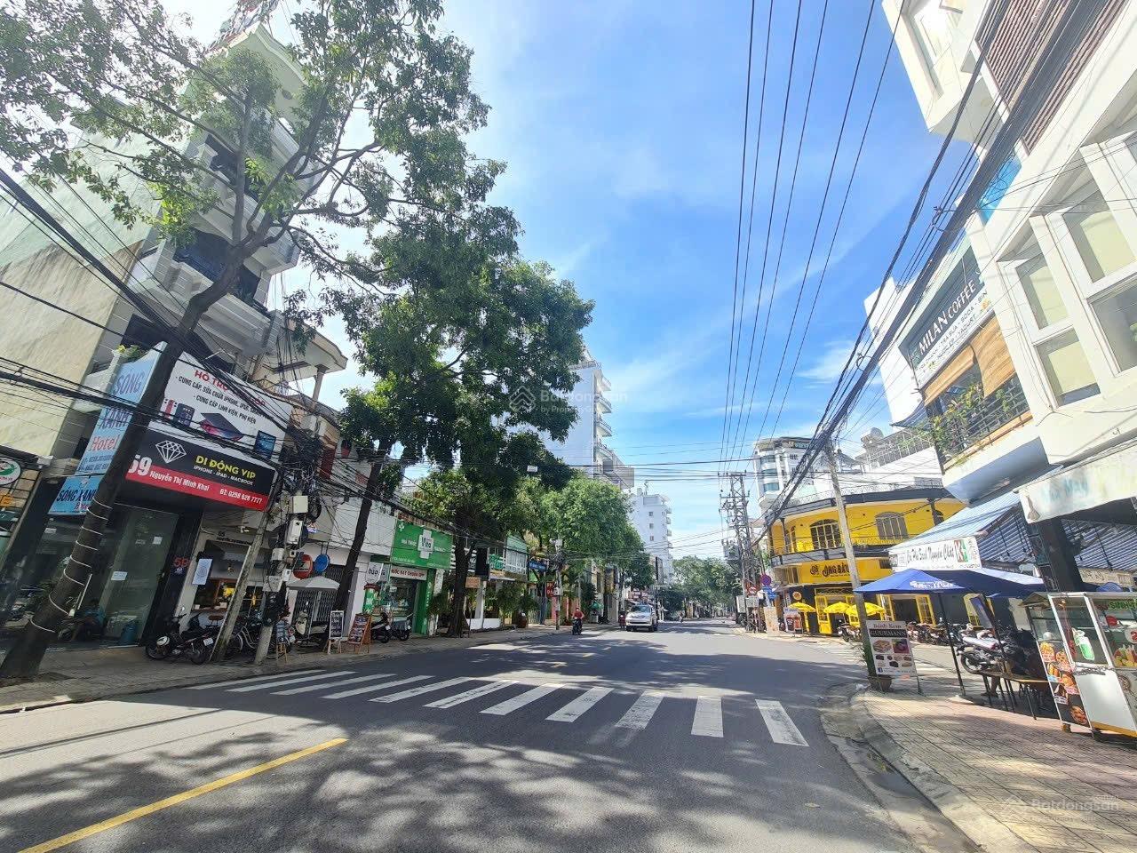 Mặt tiền Nguyễn Thị Minh Khai - ngang khá dài 10,5m * Cách biển Trần Phú: 450m. Giá 90,5 tỷ