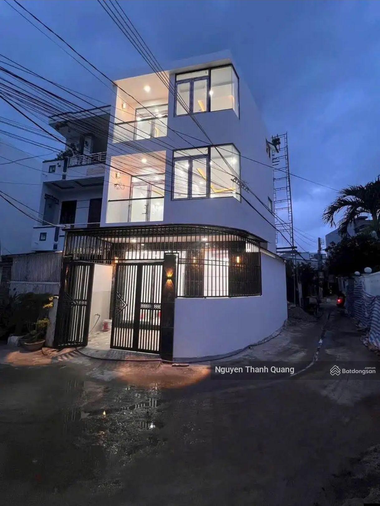 Nhà mới 3 tầng 4,9 tỷ 4 phòng 3 vệ sinh Góc 2 mặt đường ô tô cách biển 1,5km giáp khu đô thị Plong